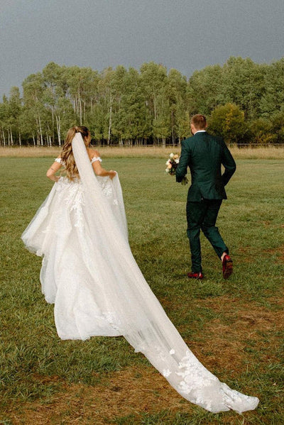 Vestido de novia largo con apliques y hombros descubiertos